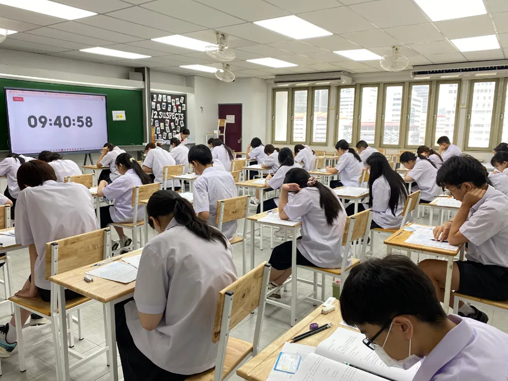 นักเรียนทำข้อสอบ HSK ในห้องสอบอย่างเป็นทางการ