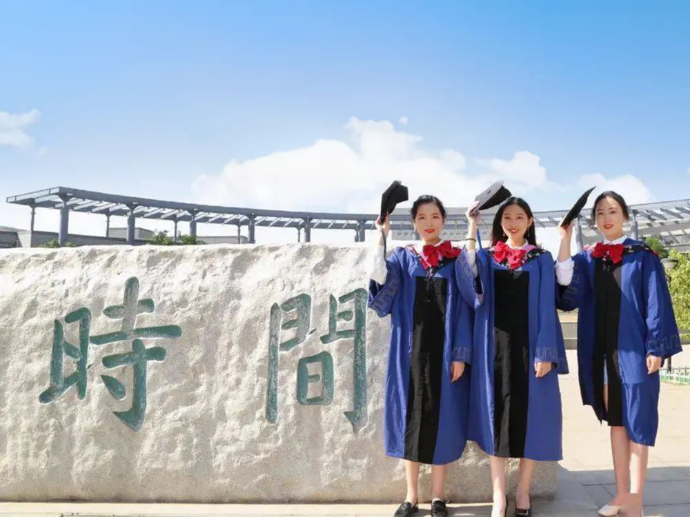 นักเรียนฉลองวันรับปริญญาหลังสอบผ่าน HSK และเรียนต่อจีน